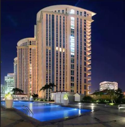 Luxury Bgc Condo In Taguig, Mckinley - Covered Parking And Wifi Free Zewnętrze zdjęcie