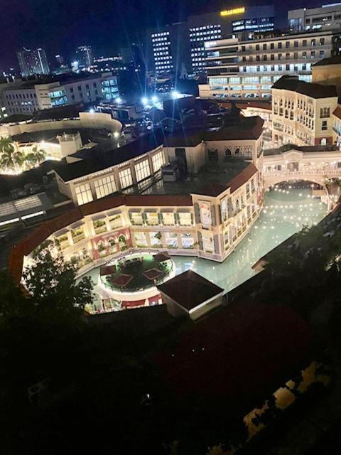 Luxury Bgc Condo In Taguig, Mckinley - Covered Parking And Wifi Free Zewnętrze zdjęcie